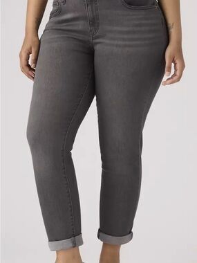 Levi's NWT Women’s size 31x27 Boyfriend jeans Medium Stretch Denim Trendy